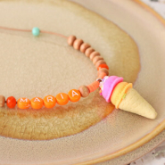 Inspiratiesets Een vrolijke sieraden set met letterkralen en fimo bedels