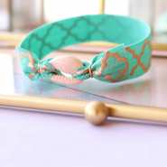 Sieraden maken: Zomerse armbandjes met kauri schelpjes en elastisch lint ♡ DIY