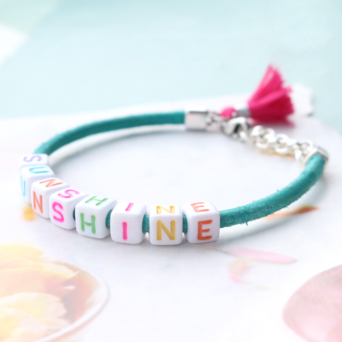 Kleurrijke sieraden en sleutelhangers van DQ leer gepersonaliseerd met letterkralen