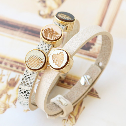 Sieraden met een natuurlijke look met onder andere houten cabochons in unieke designs!