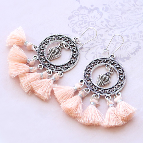 Statement oorbellen met bijpassende armbanden en kettingen met heel veel kwastjes!