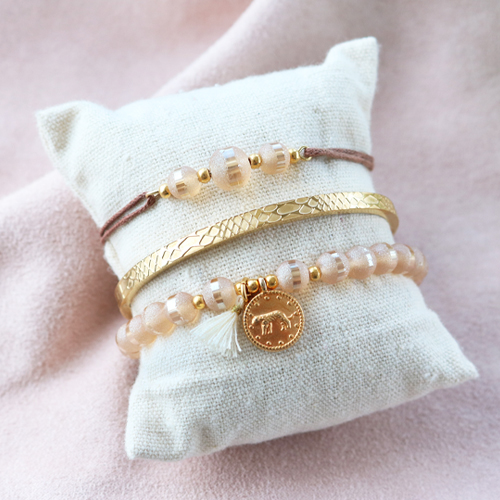 Maak unieke sieraden met deze matte glaskralen met een holografische look