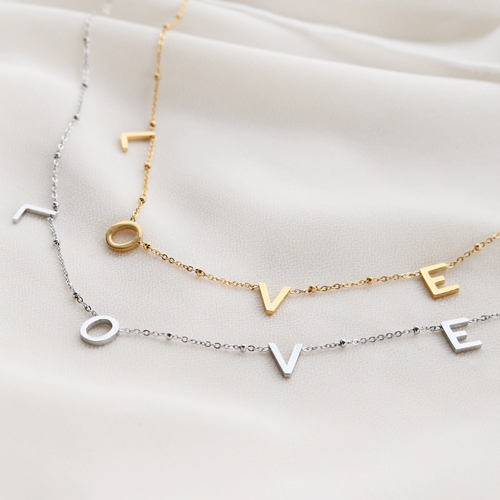 Hier zie je hoe je onze L-O-V-E collectie items en RVS oorbellen combineert: