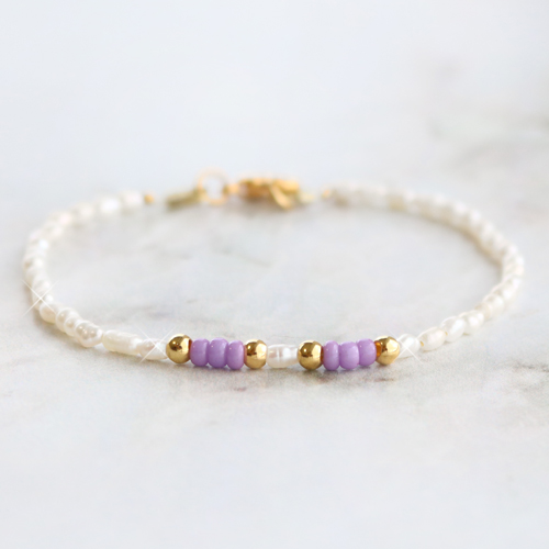 Met macram&eacute; draad, zoetwaterparels en schelpkralen kun je deze zomerse items maken: