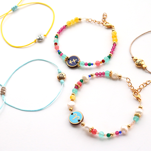 Met zodiac kralen en macram&eacute; draad kun je deze leuke sieraden maken: