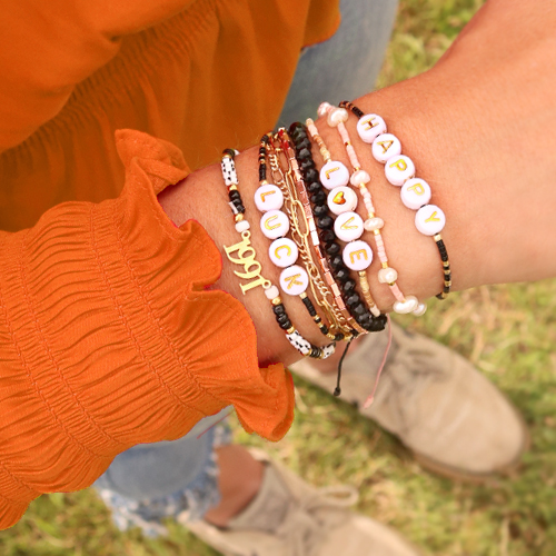 Trendy armbanden van macram&eacute; draad met Miyuki kralen en letterkralen