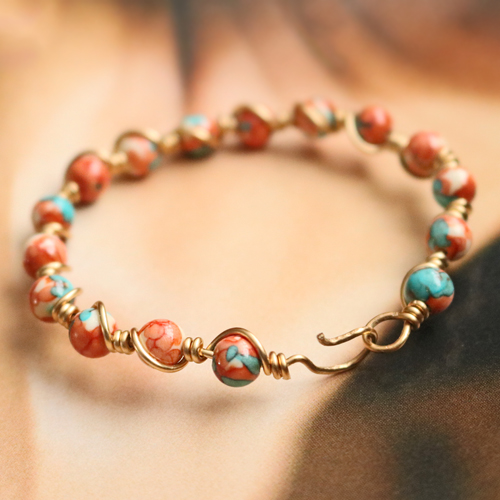 Deze unieke sieraden kun je maken met natuursteen kralen en Artistic Wire: