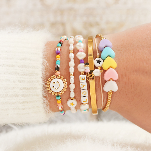 Laat je inspireren en maak vrolijke trendy sieraden met letterkralen:
