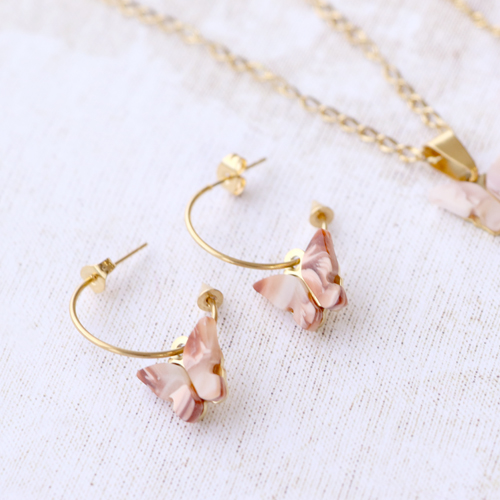 Bekijk hier hoe je zelf trendy sieraden maakt met de resin vlinder bedels