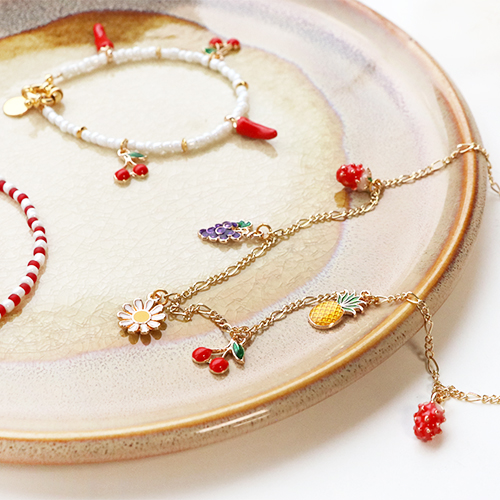 Lees hier hoe je de fruit en bloemen bedels in een handomdraai veranderd tot trendy sieraden 