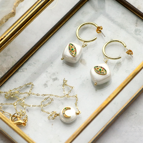 Ga aan de slag en maak trendy sieraden met de schelp pearl shine items in combinatie met de zirkonia brass elements. 