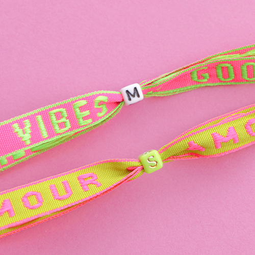 Aan de slag met lint met tekst voor trendy armbanden