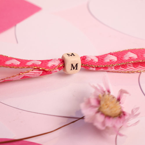 Zo ontwerp je armbanden met lint met tekst