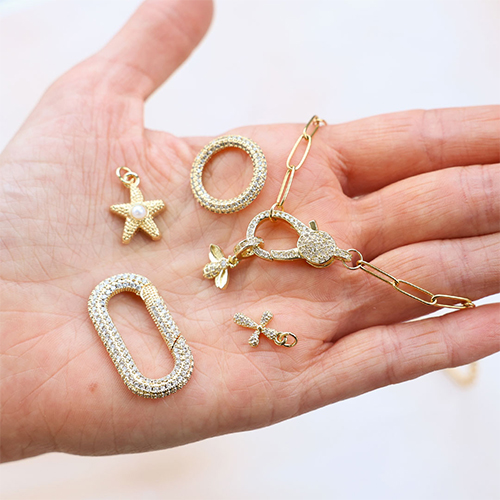 Ontwerp trendy sieraden met brass TQ metaal bedels en sloten
