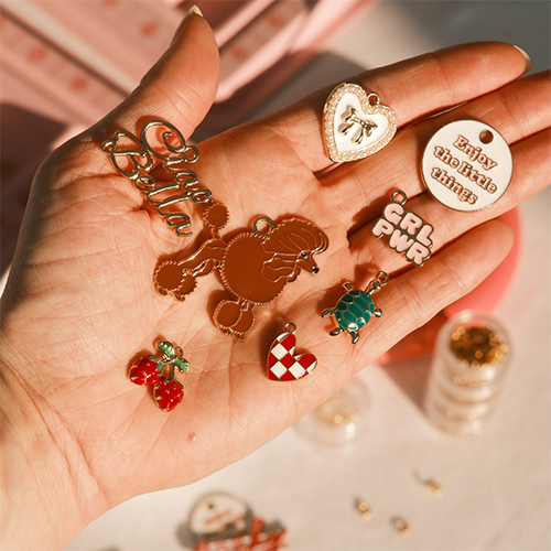DIY sieraden maken met metalen bedels