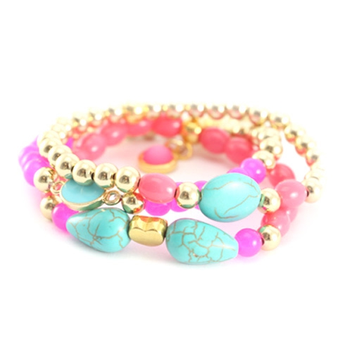 Trendy ketting met halfedelsteen hanger en heel veel macram&eacute; armbandjes! 