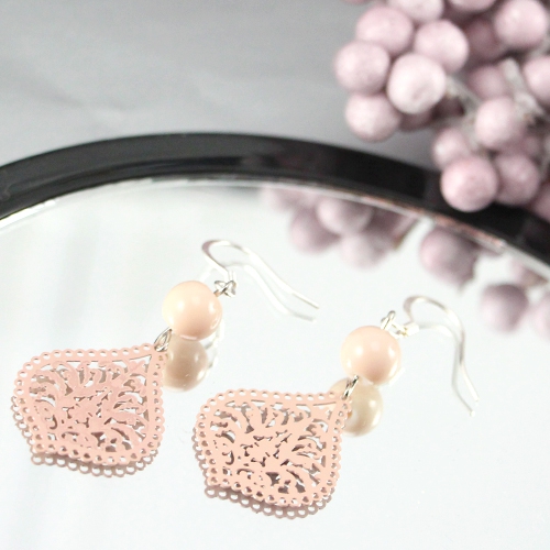 Deze armbandjes en oorbellen in zachte kleuren van ronde glaskralen zijn echt super cute!
