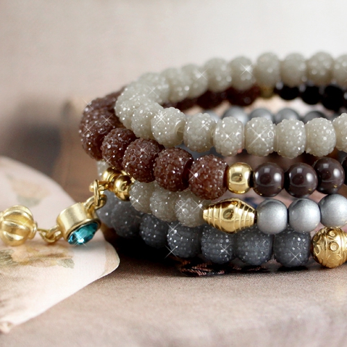 Deze trendy sieraden zijn helemaal leuk door de nieuwe kleurtjes sparkling beads.