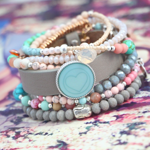 Kleurrijke sieraden met fijne details en turquoise natuursteen kralen