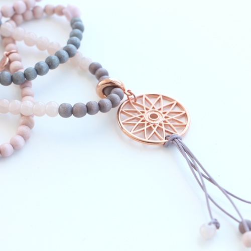 Deze natural beauty&rsquo;s met houten kralen en jade natuursteen kralen zijn weer helemaal leuk om zelf te maken!