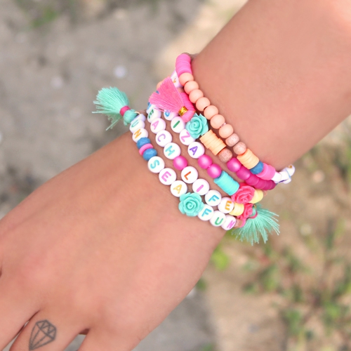 Maak vrolijke armbandjes met gekleurde letterkalen
