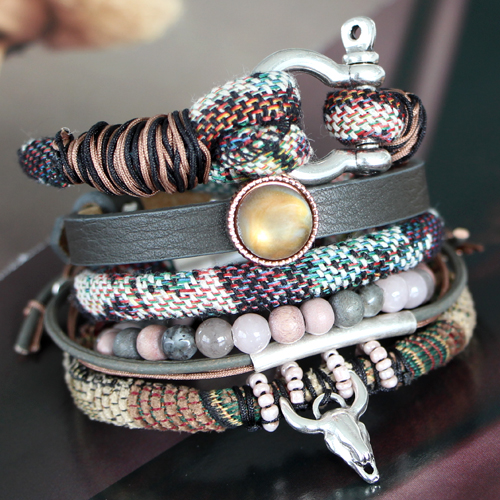 Leuke arm-candy gemaakt van gestikt koord in bohemian style. 