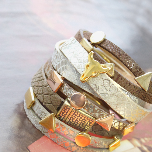 Maak deze hippe armbanden met Leer DQ en sieraad onderdelen van metaal DQ zoals de mega trending schuivertjes  ✓