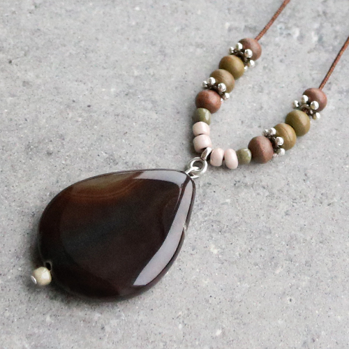 Deze leuke sieraden zijn gemaakt met onze winterse houten kralen voor een nieuwe look!