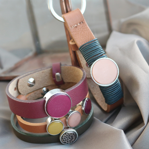 De najaar trends van Cuoio zijn gearriveerd, stel de leukste armbanden en sleutelhangers samen!