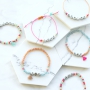 Quote sieraden met letterkralen metal look en kleurrijke details