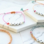 Quote sieraden met letterkralen metal look en kleurrijke details
