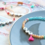 Quote sieraden met letterkralen metal look en kleurrijke details