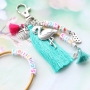 Kleurrijke sieraden en sleutelhangers van DQ leer gepersonaliseerd met letterkralen