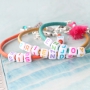 Kleurrijke sieraden en sleutelhangers van DQ leer gepersonaliseerd met letterkralen