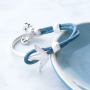 Armbanden en ringen met ankers in blauwe tinten