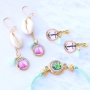 Vrolijke sieraden met basic cabochons, Cuoio, DQ metaal, schelp bedels en macram&eacute; 
