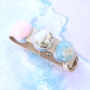 Armbanden en sleutelhangers met bedels en cabochons met echte bloemen en schelpen