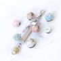 Armbanden en sleutelhangers met bedels en cabochons met echte bloemen en schelpen