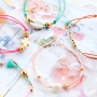 Zomerse armbandjes van elastiek met kleurrijke kralen