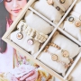 Sieraden met een natuurlijke look met onder andere houten cabochons in unieke designs!
