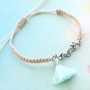 Statement oorbellen met bijpassende armbanden en kettingen met heel veel kwastjes!