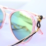 Zomer proof: zonnebrilkoorden met gouden details en minimalistische oorbellen