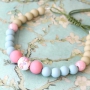 Vrolijke armbandjes met keramiek kralen, macram&eacute; draad en DQ metalen bedels!