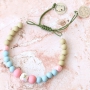 Vrolijke armbandjes met keramiek kralen, macram&eacute; draad en DQ metalen bedels!