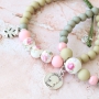 Vrolijke armbandjes met keramiek kralen, macram&eacute; draad en DQ metalen bedels!