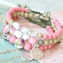 Vrolijke armbandjes met keramiek kralen, macram&eacute; draad en DQ metalen bedels!