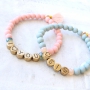 Macram&eacute; armbandjes met letterkralen van DQ metaal!