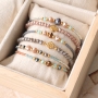 Kleurrijke armbandjes met facetkralen en gouden details