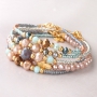 Kleurrijke armbandjes met facetkralen en gouden details