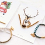 Fijne armbandjes van facet kralen met nieuwe sieradenkaartjes in winterse en feestelijke stijl